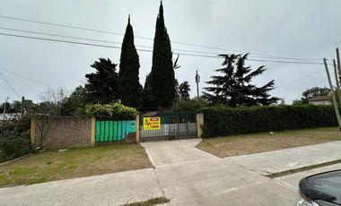 Excelente casa quinta sobre importante avenida