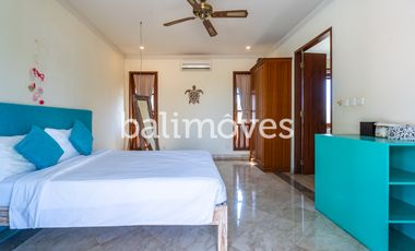 Villa Klasik dan Luas 5 Kamar Tidur Di Tepi Pantai Sanur