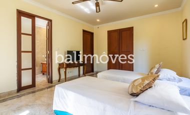 Villa Klasik dan Luas 5 Kamar Tidur Di Tepi Pantai Sanur