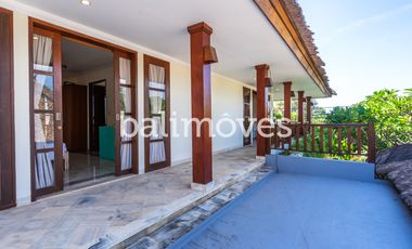 Villa Klasik dan Luas 5 Kamar Tidur Di Tepi Pantai Sanur