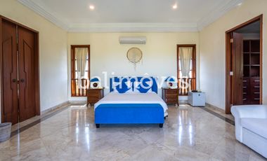 Villa Klasik dan Luas 5 Kamar Tidur Di Tepi Pantai Sanur