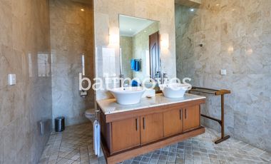 Villa Klasik dan Luas 5 Kamar Tidur Di Tepi Pantai Sanur