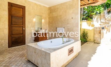 Villa Klasik dan Luas 5 Kamar Tidur Di Tepi Pantai Sanur