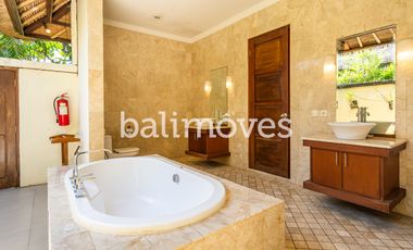 Villa Klasik dan Luas 5 Kamar Tidur Di Tepi Pantai Sanur