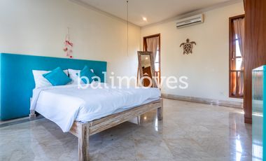 Villa Klasik dan Luas 5 Kamar Tidur Di Tepi Pantai Sanur