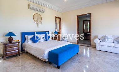 Villa Klasik dan Luas 5 Kamar Tidur Di Tepi Pantai Sanur