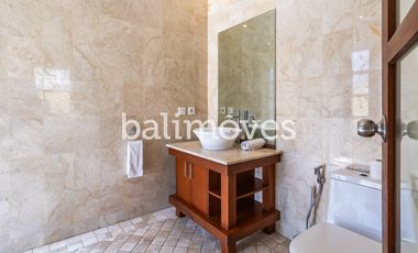 Villa Klasik dan Luas 5 Kamar Tidur Di Tepi Pantai Sanur