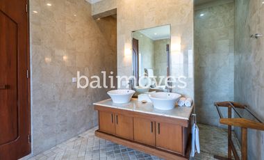 Villa Klasik dan Luas 5 Kamar Tidur Di Tepi Pantai Sanur