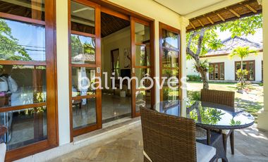 Villa Klasik dan Luas 5 Kamar Tidur Di Tepi Pantai Sanur