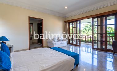 Villa Klasik dan Luas 5 Kamar Tidur Di Tepi Pantai Sanur
