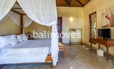 Villa Klasik dan Luas 5 Kamar Tidur Di Tepi Pantai Sanur