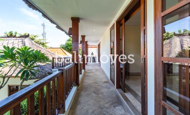 Villa Klasik dan Luas 5 Kamar Tidur Di Tepi Pantai Sanur