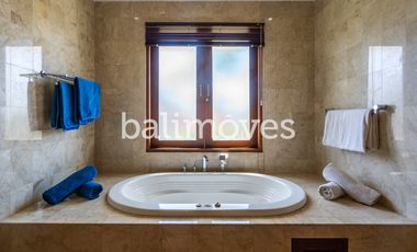 Villa Klasik dan Luas 5 Kamar Tidur Di Tepi Pantai Sanur