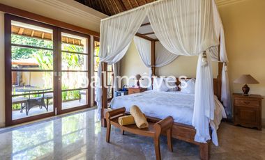 Villa Klasik dan Luas 5 Kamar Tidur Di Tepi Pantai Sanur