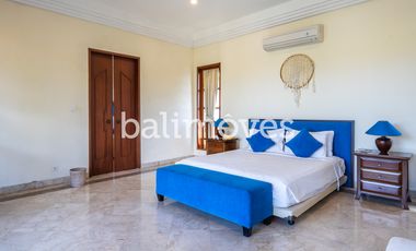 Villa Klasik dan Luas 5 Kamar Tidur Di Tepi Pantai Sanur