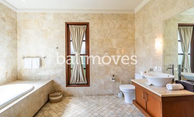 Villa Klasik dan Luas 5 Kamar Tidur Di Tepi Pantai Sanur