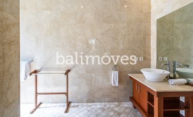 Villa Klasik dan Luas 5 Kamar Tidur Di Tepi Pantai Sanur