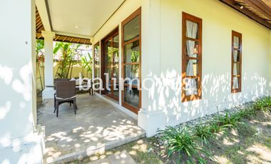 Villa Klasik dan Luas 5 Kamar Tidur Di Tepi Pantai Sanur
