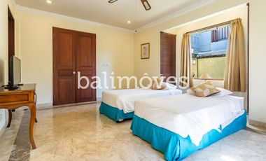 Villa Klasik dan Luas 5 Kamar Tidur Di Tepi Pantai Sanur