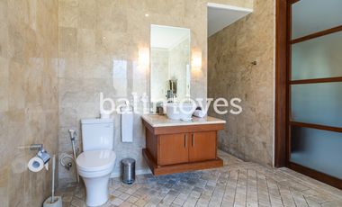 Villa Klasik dan Luas 5 Kamar Tidur Di Tepi Pantai Sanur