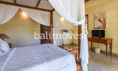 Villa Klasik dan Luas 5 Kamar Tidur Di Tepi Pantai Sanur