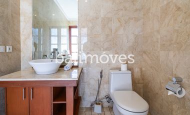 Villa Klasik dan Luas 5 Kamar Tidur Di Tepi Pantai Sanur