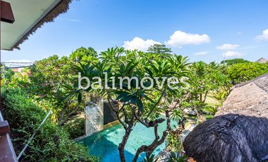 Villa Klasik dan Luas 5 Kamar Tidur Di Tepi Pantai Sanur