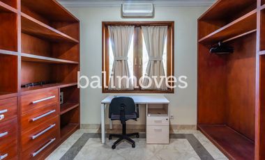 Villa Klasik dan Luas 5 Kamar Tidur Di Tepi Pantai Sanur