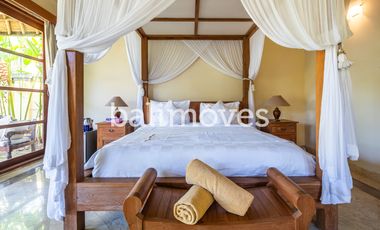 Villa Klasik dan Luas 5 Kamar Tidur Di Tepi Pantai Sanur