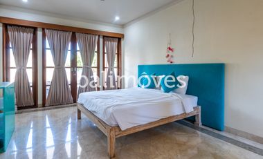 Villa Klasik dan Luas 5 Kamar Tidur Di Tepi Pantai Sanur