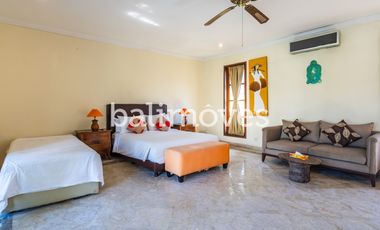 Villa Klasik dan Luas 5 Kamar Tidur Di Tepi Pantai Sanur