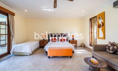 Villa Klasik dan Luas 5 Kamar Tidur Di Tepi Pantai Sanur