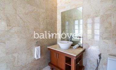 Villa Klasik dan Luas 5 Kamar Tidur Di Tepi Pantai Sanur