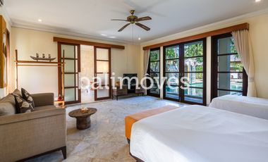 Villa Klasik dan Luas 5 Kamar Tidur Di Tepi Pantai Sanur