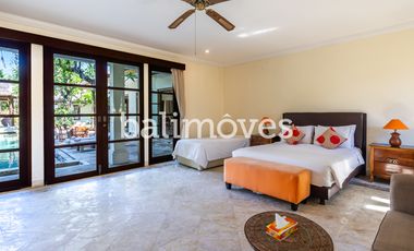 Villa Klasik dan Luas 5 Kamar Tidur Di Tepi Pantai Sanur