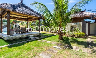 Villa Klasik dan Luas 5 Kamar Tidur Di Tepi Pantai Sanur