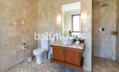 Villa Klasik dan Luas 5 Kamar Tidur Di Tepi Pantai Sanur