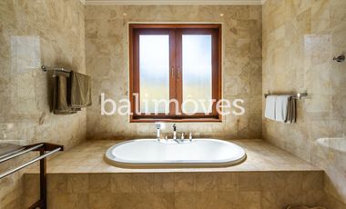 Villa Klasik dan Luas 5 Kamar Tidur Di Tepi Pantai Sanur