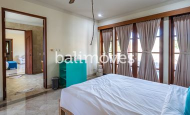 Villa Klasik dan Luas 5 Kamar Tidur Di Tepi Pantai Sanur