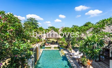 Villa Klasik dan Luas 5 Kamar Tidur Di Tepi Pantai Sanur