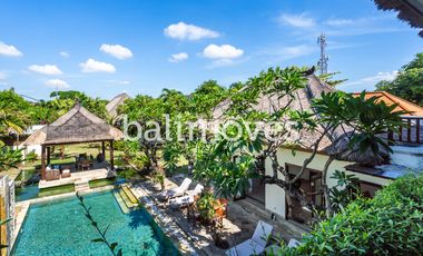 Villa Klasik dan Luas 5 Kamar Tidur Di Tepi Pantai Sanur