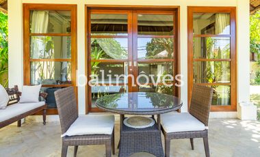 Villa Klasik dan Luas 5 Kamar Tidur Di Tepi Pantai Sanur