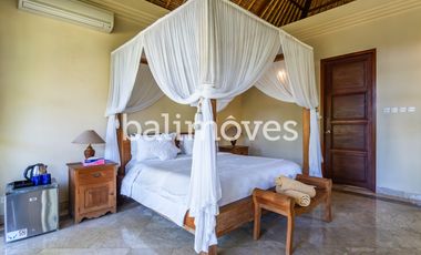 Villa Klasik dan Luas 5 Kamar Tidur Di Tepi Pantai Sanur