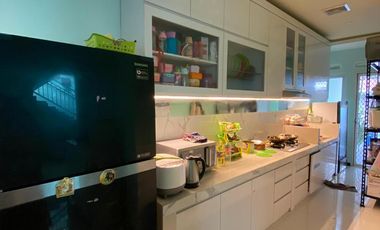 2 Lantai Modern Minimalis di Area Perumahan Springhill Sawojajar