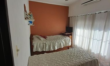 DEPARTAMENTO 4 AMBIENTES 1ER.  PISO X ESCALERA C/PATIO