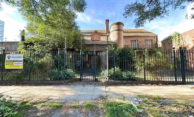 Chalet de 7 ambientes con parque, piscina y cocheras