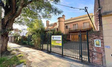 Chalet de 7 ambientes con parque, piscina y cocheras