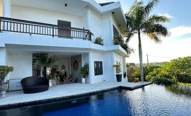 Luxury Spacious Villa Beautiful View in Nusa Dua Near STP Dharmawangsa