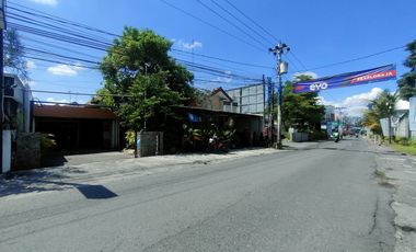 Dijual cepat Rumah besar dan ruang usaha pinggir jalan utama Demangan