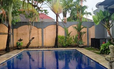 DIJUAL RUMAH BESAR DENGAN KOLAM RENANG